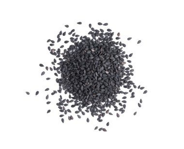 Siyah organik susam tohumları beyaz arkaplanda izole edilmiş, üst görünüm