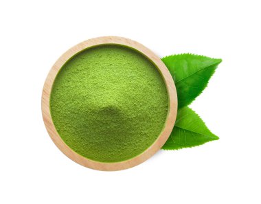 Kase içinde yeşil çay tozu ve beyaz arka planda izole edilmiş çay yaprakları.