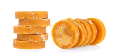 Beyaz arkaplanda şeker kamışı sert pekmez ya da jaggery