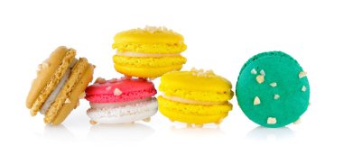  beyaz arkaplanda izole edilmiş badem kurabiyeleri