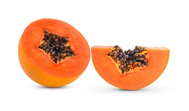 Dilimlenmiş olgun papaya ve arka planda izole edilmiş tohum.