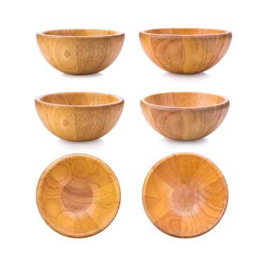 Beyaz arka planda ahşap kase