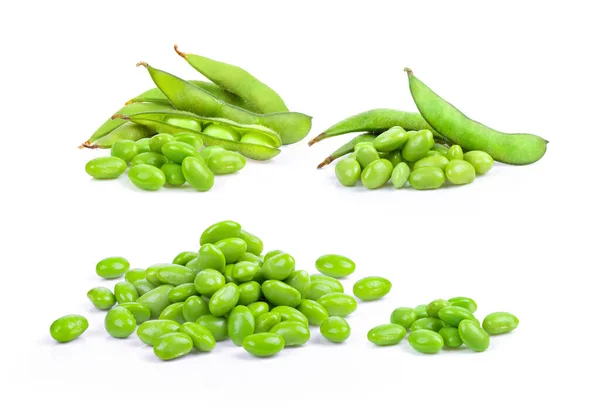 白い背景に隔離された緑の大豆 — ストック写真