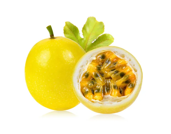 Gelbe Passionsfrucht Mit Blatt Isoliert Auf Weißem Hintergrund — Stockfoto