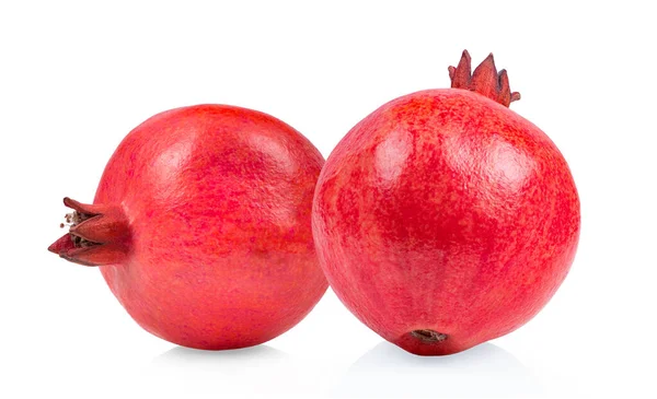 Taze olgun nar beyaz arkaplanda izole edilmiştir.