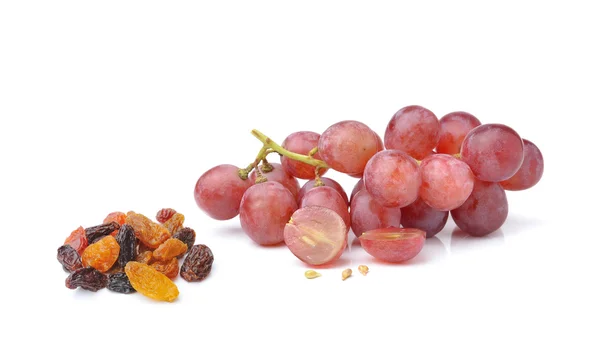 Winogrona z rodzynkami na białym tle — Zdjęcie stockowe