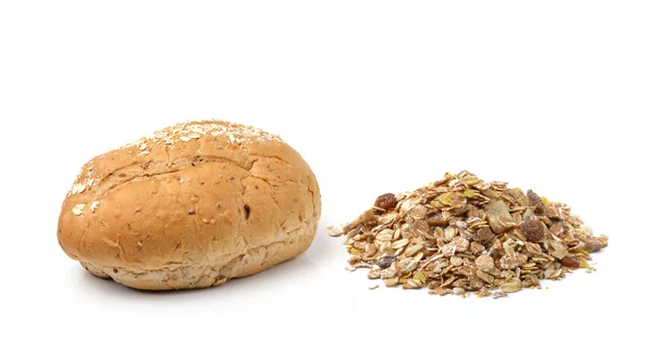 Pane integrale e muesli isolati su fondo bianco — Foto Stock