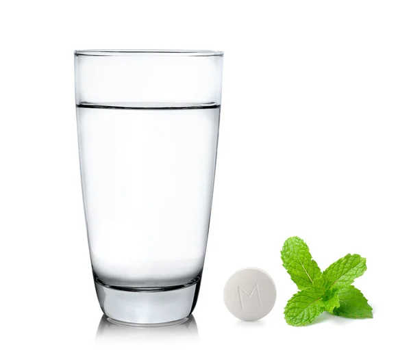 Vidro de pílulas de água e hortelã isolado no fundo branco — Fotografia de Stock