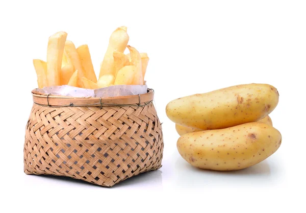 Pommes de terre et frites dans un panier isolé sur fond blanc — Photo