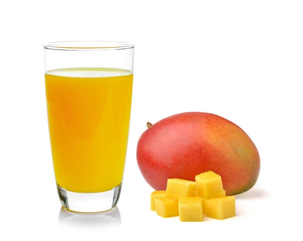 Vol glas mango sap en mango geïsoleerd op witte achtergrond — Stockfoto