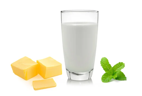 Čerstvé máslo, máta a mléko izolovaných na bílém pozadí — Stock fotografie