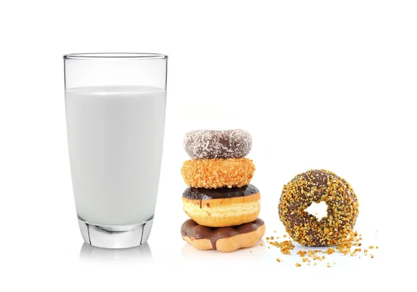 Vidro de leite e rosquinha isolada sobre fundo branco — Fotografia de Stock