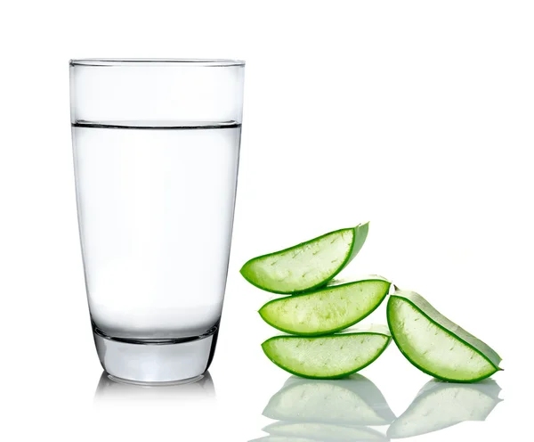 Grüne Aloe Vera mit Wasser isoliert über weiß — Stockfoto