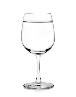 Beyaz arkaplanda izole edilmiş su bardağı