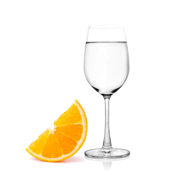 Glas vatten och hälften orange frukt på vit bakgrund — Stockfoto