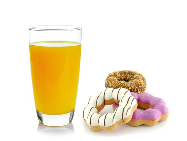 Donut e suco de laranja isolado no fundo branco — Fotografia de Stock