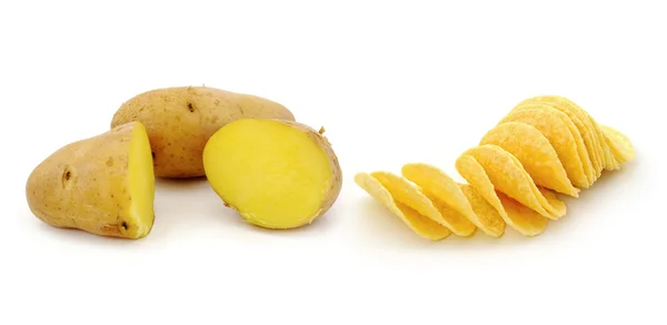 Картофель и картофельные чипсы на белом фоне — стоковое фото