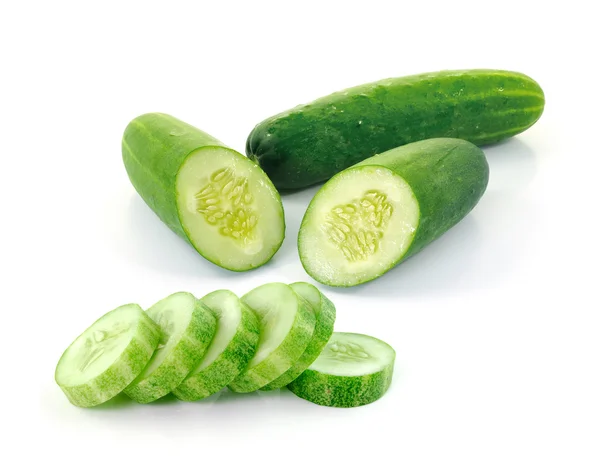 Verse komkommer plak geïsoleerd op witte achtergrond — Stockfoto
