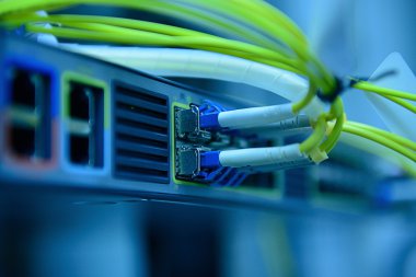 Ağ Optik lif kablolar ve hub