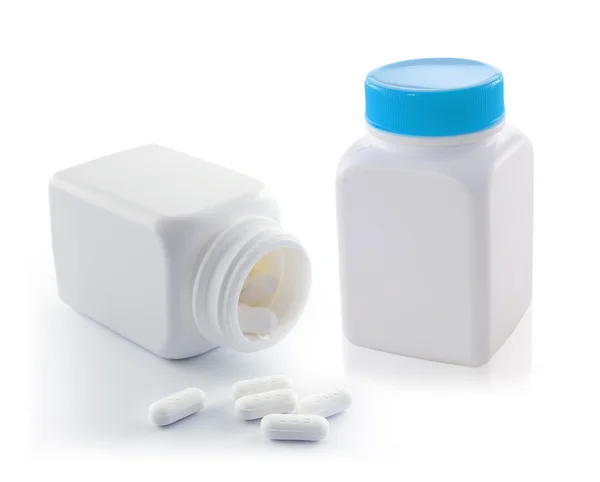 Weiße Flasche mit Pillen isoliert auf weiß — Stockfoto