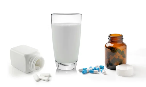Tablettenflasche und Glas Milch isoliert auf weißem Hintergrund — Stockfoto