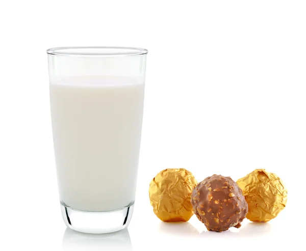 Latte e cioccolato isolato su sfondo bianco — Foto Stock