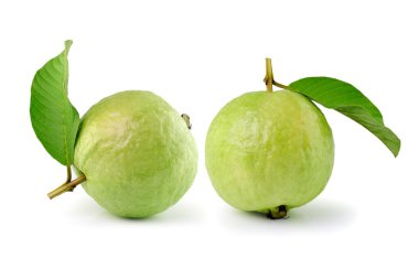 Beyaz arkaplanda guava (tropikal meyve)