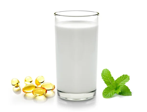 Glas Milchminze und Fischöl isoliert auf weißem Hintergrund — Stockfoto