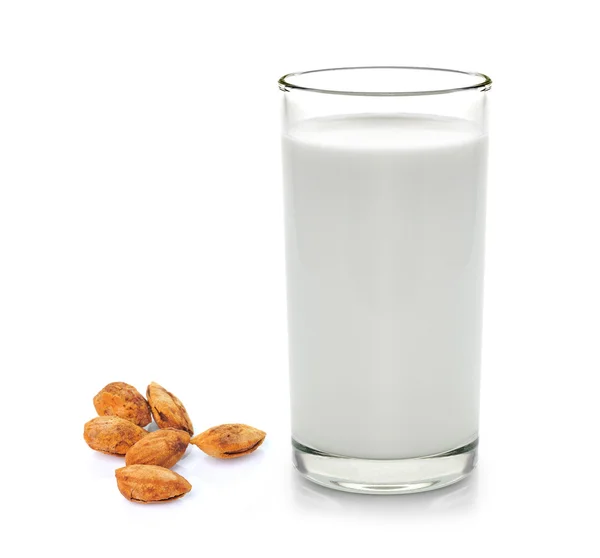 Vaso de leche y almendra aislado sobre fondo blanco — Foto de Stock