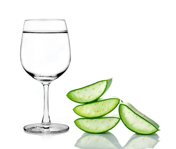 Groene Aloë vera met water geïsoleerd over Wit — Stockfoto