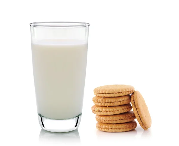 Vetro di latte e biscotti isolati su bianco — Foto Stock