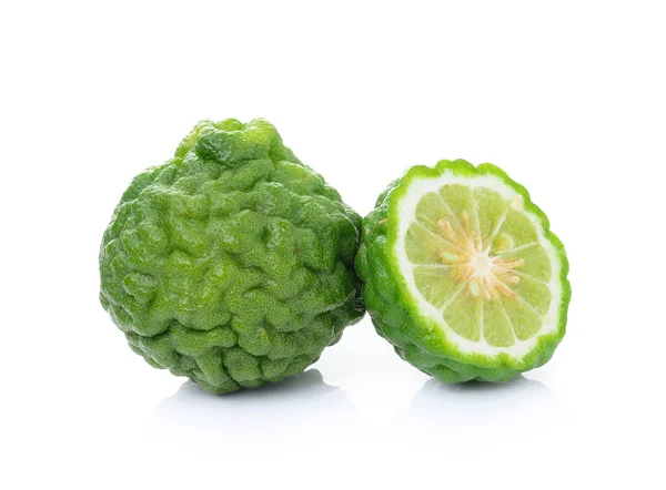 Kaffir lime ou bergamote sur fond blanc . — Photo