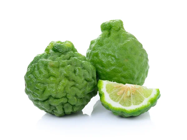 Kaffir Lime vagy a bergamott gyümölcs, fehér háttér. — Stock Fotó