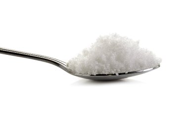 beyaz zemin üzerine kaşık deniz tuzu