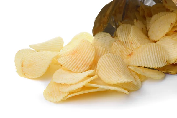 Mucchio di patatine su sfondo bianco — Foto Stock