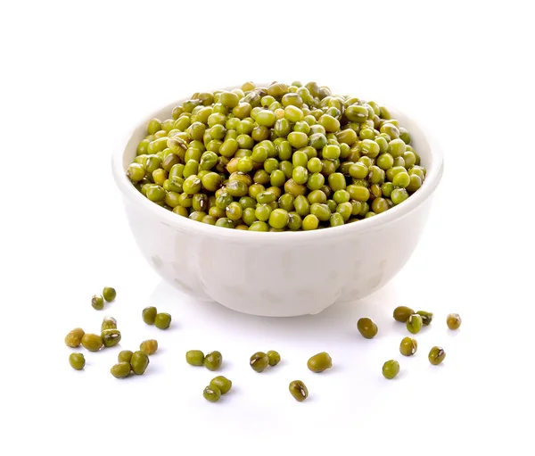 Zelené mung fazole v misce izolované na bílém pozadí — Stock fotografie