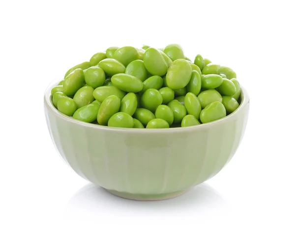 Fagioli di soia Edamame in ciotole su sfondo bianco — Foto Stock