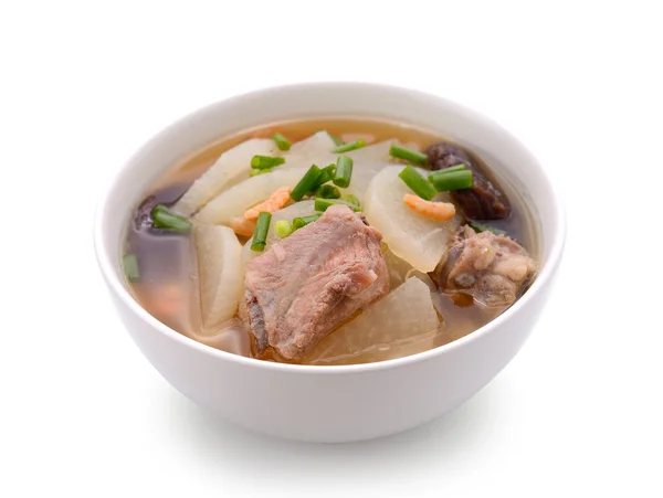 Suppe Rettich mit Schweinefleisch auf Schüssel servieren, thailändisches Essen isoliert auf weiß — Stockfoto