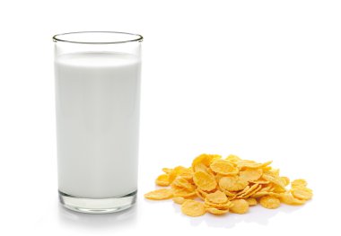 Mısır gevreği ve süt beyaz zemin üzerine