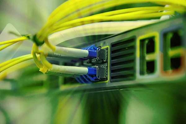 Cavi in fibra ottica di rete e hub — Foto Stock