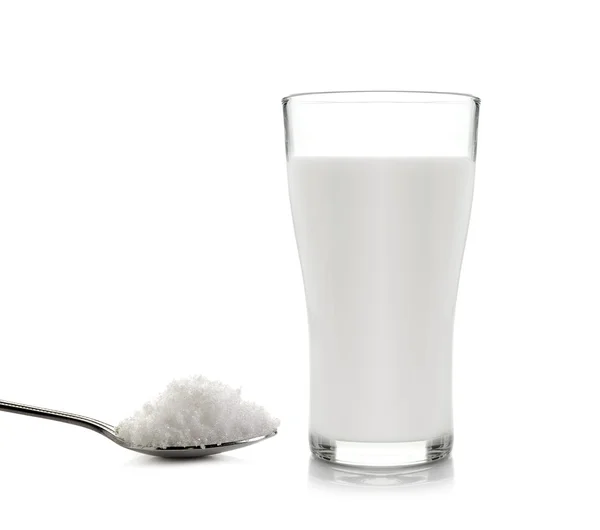 Glas melk met suiker op een witte achtergrond — Stockfoto