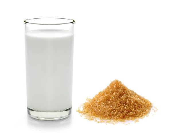 Bicchiere di latte con zucchero su sfondo bianco — Foto Stock