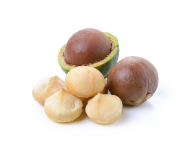 Beyaz arka planda Macadamia fındıkları
