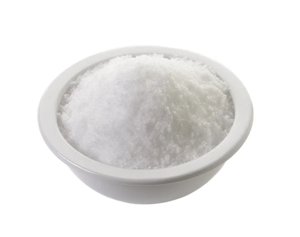 Морская соль в чашке без тени на белом фоне — стоковое фото