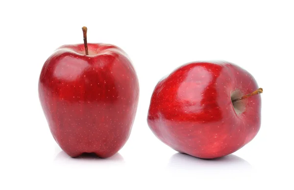 Röda mogna äpple på vit bakgrund — Stockfoto