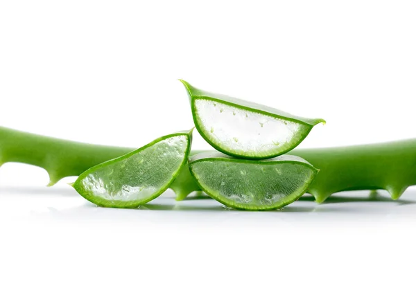 Hojas frescas de aloe vera sobre fondo blanco —  Fotos de Stock