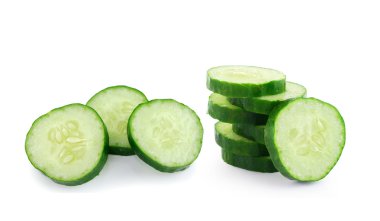 Beyaz arka planda izole edilmiş taze salatalık dilimi