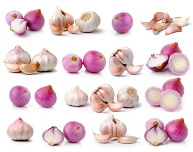 Sarımsak ve beyaz arka plan üzerinde arpacık