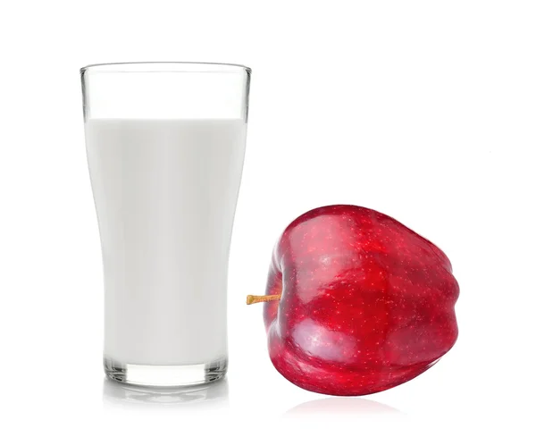 Vidro de leite e maçã vermelha isolado no fundo branco — Fotografia de Stock