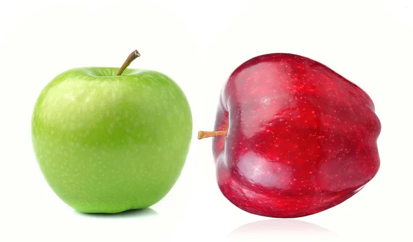 Rött och grönt äpple isolerad på vit bakgrund — Stockfoto